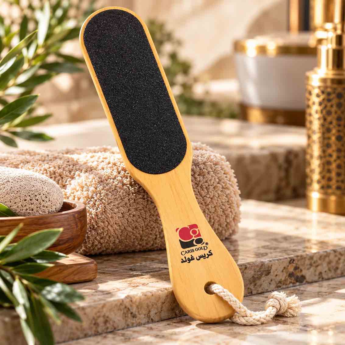 Râpe à pieds Caris Gold avec face gros grain anti-callosités et face grain fin pour lisser les talons.
